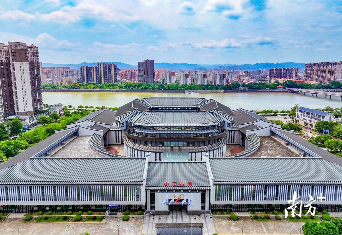 苍梧县快速路互通项目浇筑现场